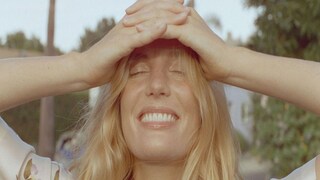 ভিটামিন D পেতে শরীরে রোদ লাগান। প্রতীকী ছবি। 