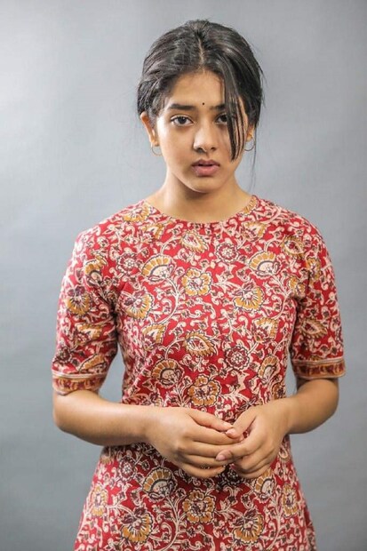 এই ছবি নিয়ে কথা বলতে গিয়ে প্রসেনজিৎ চট্টোপাধ্যায় বললেন, &quot; ‘শৌভিক একজন দক্ষ পরিচালক। আমার সঙ্গে আগেও কাজ করেছে। দু'তিন মাস আগে আমাকে ও চিত্রনাট্যটা শোনায়। গল্পটা শুনে আমার মনে হয়েছিল, এই সবে করোনা সামান্য শিথিল হয়েছে। খারাপ সময় কাটিয়েছি আমরা। এই রকম হালকা মেজাজের ছবি হওয়া প্রয়োজন। বাবা মেয়ের সম্পর্কের কথা বলে এই ছবি। আবেগ ও ড্রামা দুটোর মিশেল রয়েছে গল্পে।চিত্রনাট্য শোনার পর জানতে পারি জিৎ ছবিটির প্রযোজনা করছে। জিতের জন্য আমার গর্ব বোধ হয়। ওঁর সাফল্যে আমি ভীষণ খুশি।&quot;