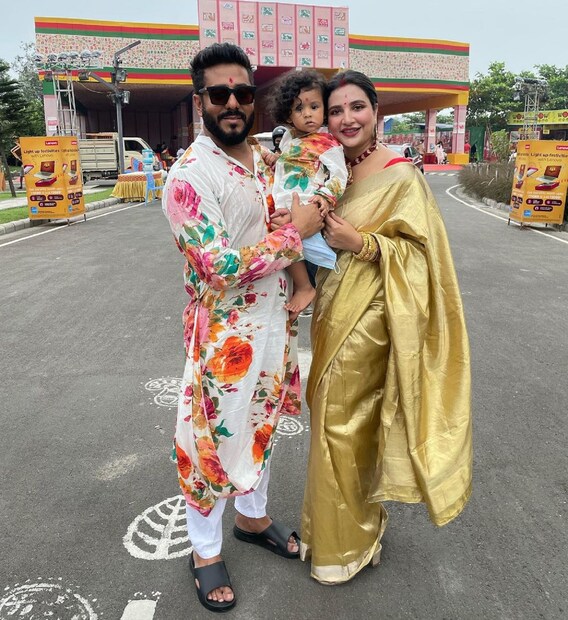 কি উপহার দেবেন রাজ তা সামনে না এলেও, সকালেই স্ত্রীর ছবি পোস্ট করে শুভেচ্ছা জানাতে ভোলেননি রাজ। (Image: Instagram)