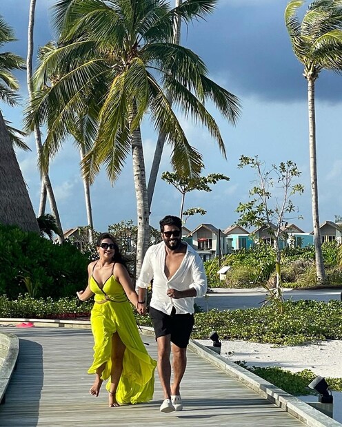 কিছুদিন আগেই মলদ্বীপে ছুটি কাটাতে গিয়েছিলেন রাজ-শুভশ্রী। সেখান কার একটি ছবি পোস্ট করে জন্মদিনের শুভেচ্ছা জানিয়েছেন রাজ। তবে কি উপহার দেন তিনি, তা জানতে হলে অপেক্ষা করতে হবে আর কিছুক্ষণ। (Image: Instagram)