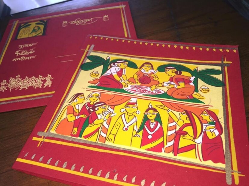 বিয়ের কার্ডের অশুভ শক্তি বৃদ্ধি করতে ফুলের পাঁপড়ি বা সুগন্ধি ব্যবহার করতে পারেন। বিয়ের কার্ড লাল বা মেরুন রং হওয়া অত্যন্ত শুভ বলে মনে করা হয়। বিয়ের কার্ডে মনে করে অবশ্যই স্বস্তিক চিহ্ন রাখুন। এই চিহ্নের গুরুত্ব অপরিসীম।
