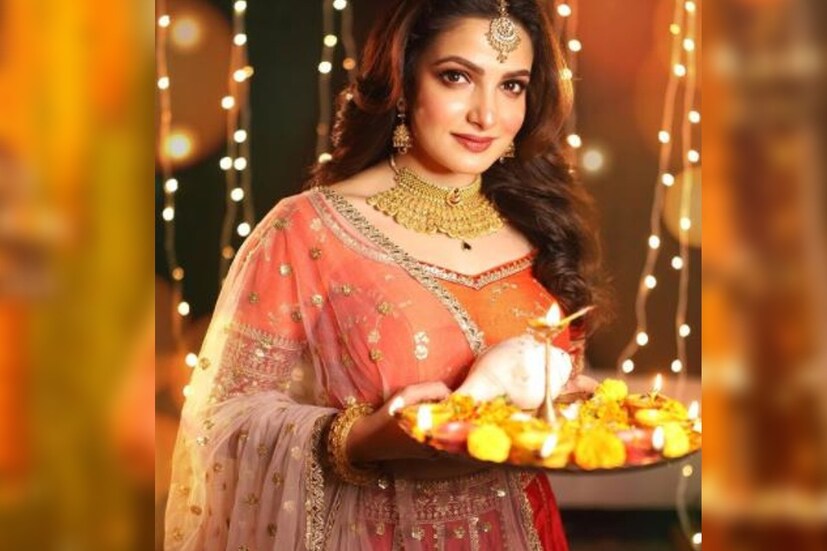 অভিনেত্রী তনুশ্রী চক্রবর্তী কমলা রঙের একটি লেহেঙ্গা পরেছেন। গলায় ভারী গয়না নজর কাড়া। মাথায় টিকলি সাজ সম্পূর্ণ করেছে। 