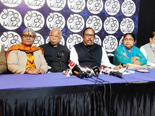 গতকাল দুপুরে হঠাৎ করেই তৃণমূলের দু'জন-সহ বিরোধী দলের ১০ সাংসদ -কে সাসপেন্ড করা হয়। 