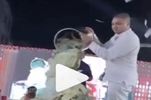 বালতি বালতি টাকা দিয়ে স্নান করানো হচ্ছে গায়িকাকে ! ঝড়ের গতিতে ভাইরাল ভিডিও