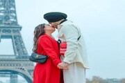 কোনও দিকে খেয়াল নেই ! ঠোঁটে ঠোঁট রেখে চুমুতে ডুবে গেলেন নেহা-রোহন! ভাইরাল