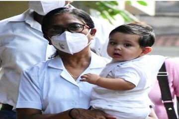 মা করিনা নয়, ন্যানি ললিতাই সামলাচ্ছে জেহকে ! ন্যানির কোলেই ঘুরছে সইফ পুত্র মা করিনা নয়, ন্যানি ললিতাই সামলাচ্ছে জেহকে ! ন্যানির কোলেই ঘুরছে সইফ পুত্র