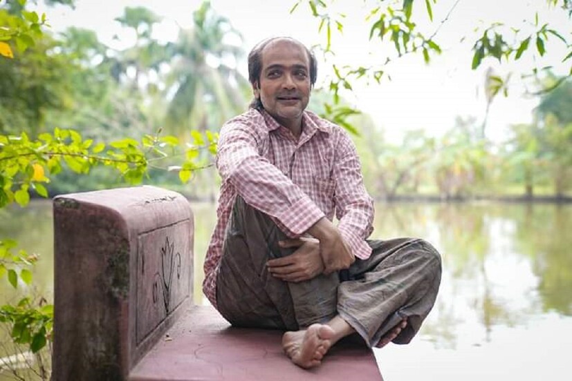 ছবির শ্যুটিং শুরু হয়ে গিয়েছে। কাঁচা-পাকা দাড়ি, মাথায় টাক, একেবারে ছাপোষা চেহারা প্রসেনজিতের। দিতিপ্রিয়া পরেছেন সালওয়ার কামিজ, কপালে ছোট্ট টিপ, মাঝখানে সিঁথি করে চুল আঁচড়ানো। দু'জনের লুকের মধ্যেই রয়েছে শহরতলির ছাপ। ছবিটি পরিচালনা করছেন শৌভিক কুণ্ডু।