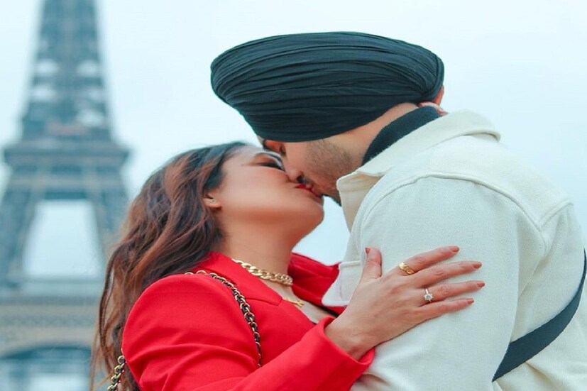 নেহা কক্কর। বলিউডের জনপ্রিয় গায়িকা। বহু বলিউডি ছবিতে একের পর এক গান করে চলেছেন নেহা কক্কর। নেহা এই মুহূর্তে স্বামী রোহনপ্রীত সিংয়ের সঙ্গে ছুটি কাটাচ্ছেন প্যারিসে। photo source Instagram 