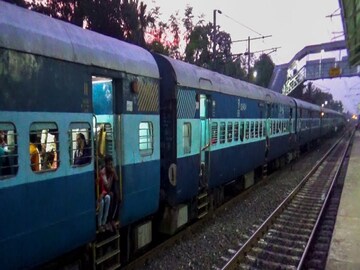 শুক্রবার হাওড়া ও সাঁতরাগাছি থেকে একাধিক ট্রেন বাতিল করা হয়েছে। তার মধ্যে হয়েছে, হাওড়া-যশবন্তপুর দুরন্ত এক্সপ্রেস, পুরুলিয়া-ভিল্লুপুরম এক্সপ্রেস, হাওড়া-হায়দরাবাদ ইস্ট-কোস্ট এক্সপ্রেস, হাওড়া-এমজিআর চেন্নাই এক্সপ্রেস, হাওড়া-যশবন্তপুর এক্সপ্রেস, হাওড়া-এমজিআর চেন্নাই সেন্ট্রাল মেল, সাঁতরাগাছি-এমজিআর চেন্নাই সেন্ট্রাল, হাওড়া-মাইসোর উইকলি এক্সপ্রেস, হাওড়া-সেকেন্দ্রাবাদ ফলকনুমা এক্সপ্রেস।