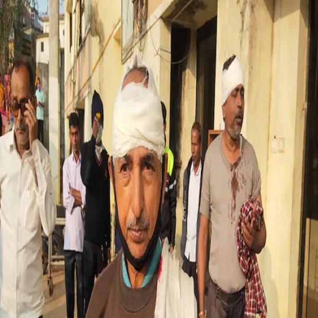 ২১ নং ওয়ার্ডে বিরোধী এজেন্টদের বাধা দেওয়া হয়েছে। আপাতত আনন্দমার্গ স্কুলের সামনে বাইক বাহিনি মোতায়েন। ৭, ৮, ৯, ১০ নম্বর বুথে পোলিং এজেন্টদের মারধর করে বের করে দিচ্ছে এবং ভোটারদের ভোট দিতে বাধা দিচ্ছে বলে অভিযোগ। পুলিশ নীরব দর্শকের ভূমিকা পালন করছে (Tripura Civic Polls)।