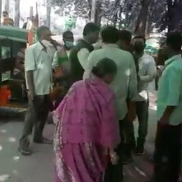 এদিকে, পুরভোটের আবহে ত্রিপুরায় আইনশৃঙ্খলা পরিস্থিতি নিয়ন্ত্রণে রাখতে ত্রিপুরায় অতিরিক্ত দুই কোম্পানি কেন্দ্রীয় বাহিনী মোতায়েন করল কেন্দ্রীয় স্বরাষ্ট্র মন্ত্রক। আরও বাহিনি পাঠানোর নির্দেশ সুপ্রিম কোর্টের। 