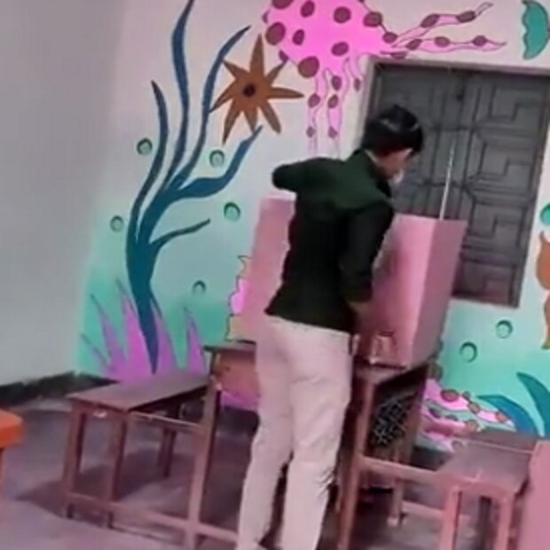  আগরতলার একটি ওয়ার্ডের বুথে রিগিং এবং ছাপ্পাভোটের অভিযোগ তুলেছে তৃণমূল। ত্রিপুরা তৃণমূলের অফিসিয়াল টুইটার হ্যান্ডল থেকে শেয়ার করা হয়েছে একটি ভিডিয়ো। সেই ভিডিয়োটিতে দেখা যাচ্ছে, আগরতলার ১৩ নম্বর ওয়ার্ডের একটি বুথে এক বয়স্ক মহিলা ভোট দেওয়ার জন্য ইভিএম মেশিনের কাছে গেলেন। কিন্তু মুখে মাস্ক পরা এক যুবক গিয়ে ওই মহিলার ভোট দিয়ে দিলেন। 