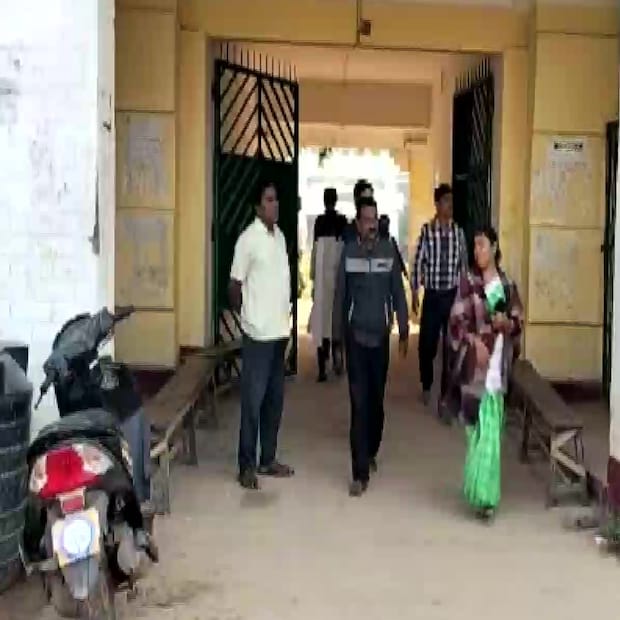 তৃণমূল কংগ্রেসের আরও এক প্রার্থী পদ্মা ভট্টাচার্যর ছেলে ধীমান ভট্টাচার্যকে ভোট দিতে যাওয়ার সময় কিছু দুর্বৃত্ত বাহিনী ছেলেকে মারধর করে মাথায় আঘাত করে। বর্তমানে আগরতলা জিবি হাসপাতালে নিয়ে আসা হয়েছে চিকিৎসার জন্য।