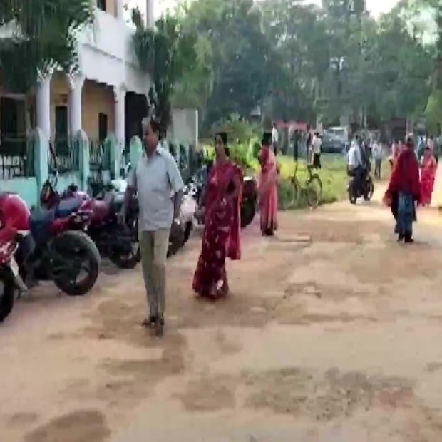 আগরতলায় ৫ নম্বর ওয়ার্ডের তৃণমূল প্রার্থী শ্যামল পালের বাড়িতেও হামলা চালানো হয় বলে অভিযোগ। তাঁর অভিযোগ, বুধবার রাতে তাঁর বাড়িতে বিজেপি-র বাইকবাহিনী এসে বলে, ''ভোটে লড়ে লাভ নেই''।