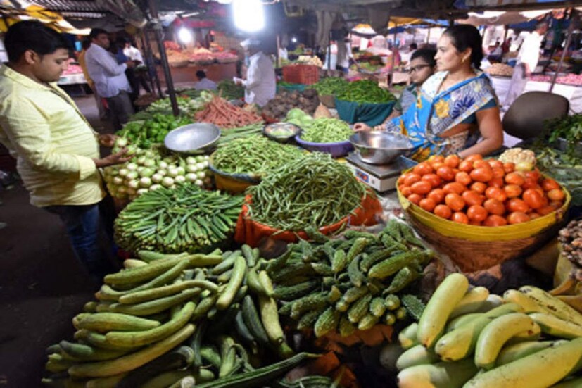 বাঙালির বারো মাসে তেরো পার্বণ (Bhaiphota Vegetable Prices)! আর বাঙালির উৎসবের প্রধান অঙ্গই পেটপুজো। ভোজনরসিক বাঙালি খাওয়া দাওয়া অন্য সবাইকে বলে বলে দশ গোল দেবে এ বিষয়ে কোনও সন্দেহ নেই। রসিয়ে-কষিয়ে খাওয়া-দাওয়া না হলে বাঙালির সব উৎসবই যেন ফিকে। আর ভাইফোঁটা (Bhai Phota) মানে তো সেইদিন যেদিন দাদা ও ভাইদের থালায় তার প্রিয় খাবারগুলো সাজিয়ে তৃপ্তি পায় দিদি ও বোনেদের মন।