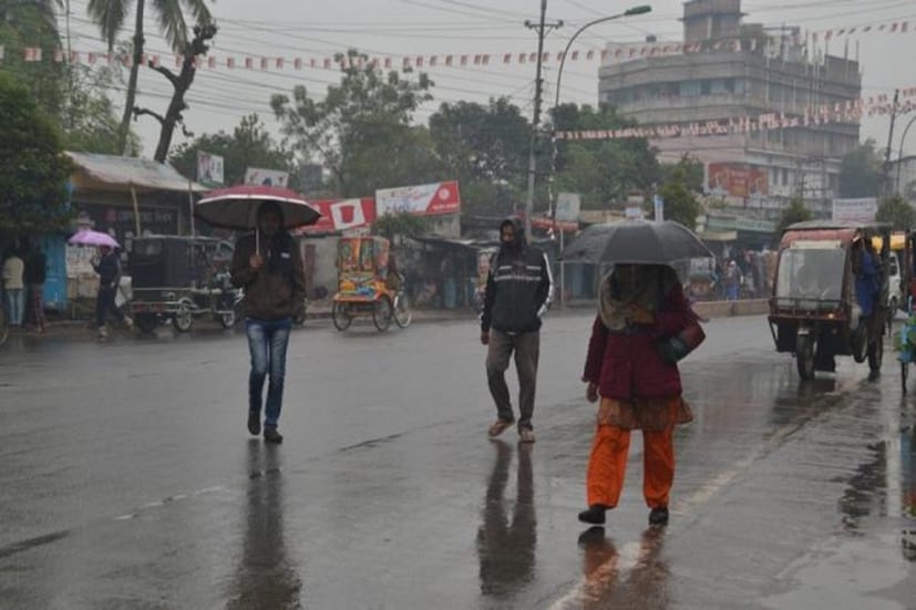 আলিপুর আবহাওয়া দফতরের (West Bengal Weather) পূর্বাভাস জানাচ্ছে, রবিবার রাত কিংবা সোমবার বৃষ্টি হতে পারে উত্তর ও দক্ষিণ ২৪ পরগনা এবং পূর্ব মেদিনীপুরে। একইসঙ্গে খুবই সামান্য হলেও বৃষ্টির সম্ভাবনা রয়েছে কলকাতা, হাওড়া, হুগলি, ঝাড়গ্রাম ও পশ্চিম মেদিনীপুরে।