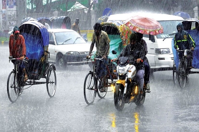বুধবার থেকে শুক্রবার পর্যন্ত রাজ্যজুড়ে বৃষ্টির পূর্বাভাস। হালকা থেকে মাঝারি বৃষ্টি হবে। বৃষ্টি বাড়বে বৃহস্পতিবার। উত্তরবঙ্গ দক্ষিণবঙ্গের জেলাগুলিতে বৃষ্টির পূর্বাভাস দিয়েছে আলিপুর আবহাওয়া দফতর। দক্ষিণবঙ্গের জেলাগুলিতে অপেক্ষাকৃত বৃষ্টির পরিমাণ বেশি হবে।