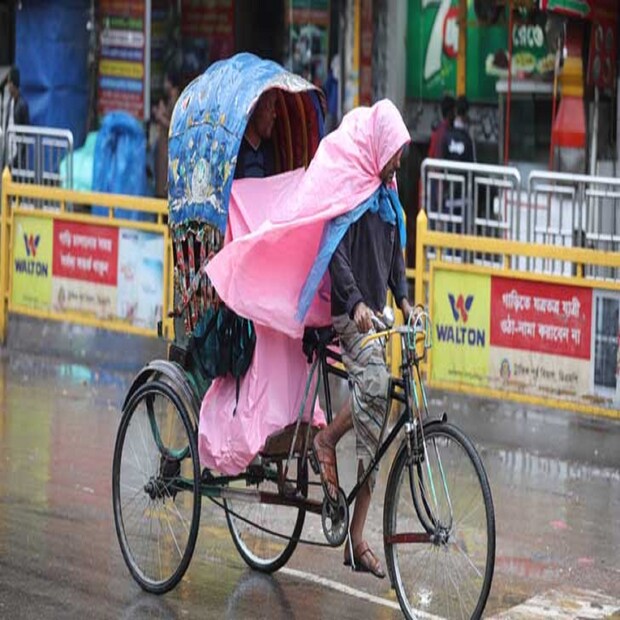 উত্তরবঙ্গে মূলত মনোরম আবহাওয়া (West Bengal Weather Update) বজায় রয়েছে। মালদহ ও দিনাজপুরে আকাশের মুখ ভার। কয়েক পশলা হালকা থেকে মাঝারি বৃষ্টি হতে পারে। উপরের দিকে জেলাগুলিতে বৃষ্টির কোনও সম্ভাবনা নেই। আগামী কয়েকদিন তাপমাত্রার কোনও পরিবর্তন নেই উত্তরবঙ্গে।