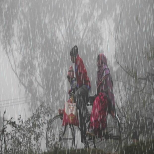 আলিপুর আবহাওয়া দফতর জানাচ্ছে, সোমবার থেকে নিম্নচাপ অক্ষরেখাটি ক্রমশ শক্তি বাড়াতে শুরু করতে পারে। এরপর পরবর্তী ৪৮ ঘণ্টায় তা আরও শক্তিশালী হয়ে পশ্চিম ও উত্তর পশ্চিম দিকে এগোতে থাকবে। 