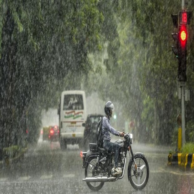 ভারী বৃষ্টি হবে নদিয়া ও উত্তর ২৪ পরগনা জেলাতেও। দক্ষিণবঙ্গের অন্য জেলাগুলিতেও ভারী বৃষ্টি হবে আজ ও কাল। সবমিলিয়ে ৭ ডিসেম্বর মঙ্গলবারের আগে আবহাওয়া পরিষ্কার হাওয়ার সম্ভাবনা নেই বললেই চলে।