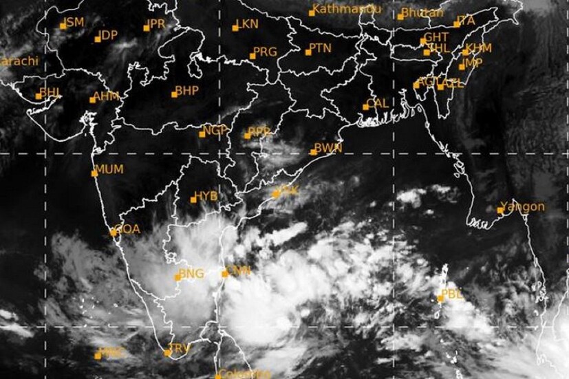 কয়েকদিন ধরে বেশ আস্তে ঠাণ্ডার আমেজ বাড়ছিল, কিন্তু বঙ্গোপসাগরে ঘণীভূত নিম্নচাপের জেরে হঠাৎ করেই পশ্চিমবঙ্গের আবহাওয়া (West Bengal Weather Update) বদল৷ উত্তুরে হাওয়ায় বাধা দাপট বাড়বে পূবালী হাওয়ার। রাতের তাপমাত্রা বাড়বে। সামান্য বেড়ে কলকাতাতে আজ সর্বনিম্ন তাপমাত্রা ১৯.৭ ডিগ্রি সেলসিয়াস। বঙ্গোপসাগরে নিম্নচাপ ঘনীভূত। পুবালি হাওয়ায় ঢুকবে জলীয় বাষ্প। উপকূলের জেলায় মেঘলা আকাশ। সপ্তাহান্তে হালকা বৃষ্টির সামান্য সম্ভাবনা। Photo Courtesy- IMD/ Sattelite Image 