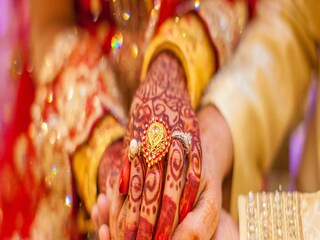 ৭) সপ্তম প্রশ্ন হতে পারে, তুমি কি কথা দিতে পারো যে দাম্পত্যে প্রতারণা করবে না?' এই প্রতিশ্রুতি কেউ রক্ষা করতে পারবে কি, পারবে না, সেটা ভবিষ্যতই বলে দেবে। কিন্তু কেউ যদি জীবনের শুরুতেই এই প্রতিশ্রুতিতে ইতস্তত করেন, তা যে আগামী দিনে কী হতে চলেছে তা বোধহয় আন্দাজ করে যায়। সেক্ষেত্রে সতর্ক হওয়াই স্বাভাবিক।