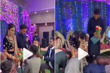 ছাদনাতলায় বউয়ের সামনে বরের বন্ধুদের বড় পারফরমেন্স! সোশ্যাল মিডিয়া কাঁপানো Viral ছাদনাতলায় বউয়ের সামনে বরের বন্ধুদের বড় পারফরমেন্স! সোশ্যাল মিডিয়া কাঁপানো Viral