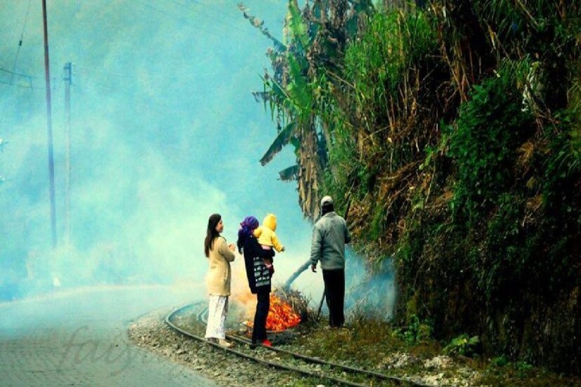 এই মুহূর্তে রাজ্যে উত্তুরে হাওয়ার প্রবেশ পথে কোনও বাধা নেই৷ কিন্তু দক্ষিণ আন্দামান সাগরের উপরে নতুন করে নিম্নচাপ তৈরি হলে উত্তর বঙ্গোপসাগরের উপরে কী প্রভাব পড়ে, রাজ্যেও বৃষ্টির আশঙ্কা থাকবে কি না, তা জানতে নিম্নচাপটির গতিপ্রকৃতির উপরে নজর রাখছে আবহাওয়া দফতর৷