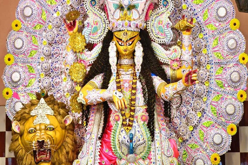 *উল্লেখ্য, দুর্গাপুজো, কালীপুজো এবং ছটপুজোয় নাইট কার্ফু শিথিল করেছে রাজ্য। কিন্তু জগদ্ধাত্রী পুজোর ক্ষেত্রে সেরকম কোনও শিথিলতা ছিল না। তা নিয়ে হুগলি এবং নদিয়াবাসীর মধ্যে ক্ষোভ তৈরি হচ্ছিল। সংগৃহীত ছবি। 
