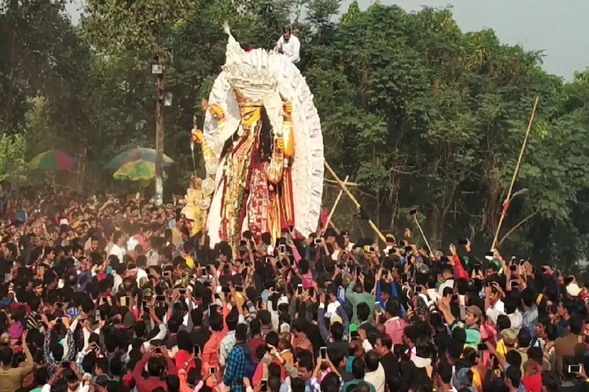 *প্রসঙ্গত, এই বছর কৃষ্ণনগরের ঐতিহ্যবাহী জগদ্ধাত্রী ‘বুড়িমা’-র অঞ্জলি হবে অনলাইনেই। এই বছর ২৪৯ বছরে পা দিল এই পুজো। প্রতি বছর প্রাচীন এই শহরে ৩০০-রও বেশি পুজো হয় প্রতি বছর। সংগৃহীত ছবি।