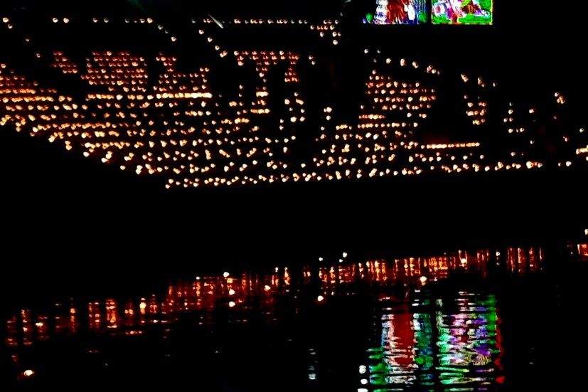 *নিমতলা বিসর্জন ঘাট থেকে আহিরিটোলা ঘাট। মোট ২১ হাজার প্রদীপ। সকাল থেকেই চলেছে প্রস্তুতি। ঘাট পরিষ্কার করা, প্রদীপ সাজানো, প্রদীপে তেল দেওয়া। সন্ধ্যা হতেই গঙ্গা আরতি। এরপরেই প্রদীপ প্রজ্জ্বোলন। হাজার হাজার প্রদীপ জ্বলে উঠতেই বদলে গেল ঘাটের পরিবেশ। শুক্রবার সন্ধ্যায় দেব দীপাবলি উপলক্ষ্যে পূণ্যার্থীদের পাশাপাশি প্রচুর দর্শকও হাজির হয়েছিল ঘাট চত্বরে। উপস্থিত হয়েছিলেন সাংসদ সুদীপ বন্দোপাধ্যায় ও মন্ত্রী শশী পাঁজা।