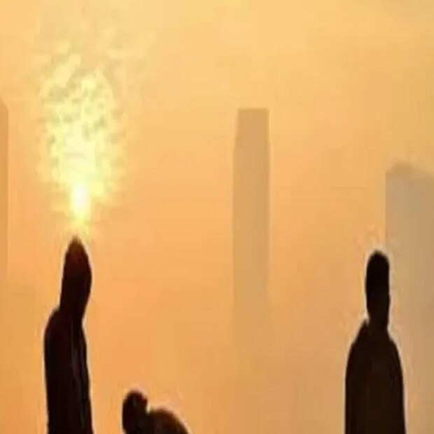 কলকাতায় বৃষ্টির পূর্বাভাস। আজ, মঙ্গলবার ও কাল, বুধবার মূলত মেঘলা আকাশ দক্ষিণবঙ্গে বৃষ্টি। উত্তরবঙ্গে বৃষ্টি চলবে বৃহস্পতিবার পর্যন্ত। আগামী তিন দিন কলকাতায় তাপমাত্রা ১৭ ডিগ্রির কাছাকাছি থাকবে। শুক্রবার থেকে পারদ পতনের সম্ভাবনা। তবে জাঁকিয়ে শীত এখনই নয়। আজ ও কাল সকালের দিকে হালকা থেকে মাঝারি কুয়াশা থাকবে দক্ষিণবঙ্গের জেলাগুলিতে। রিপোর্টার- বিশ্বজিৎ সাহা