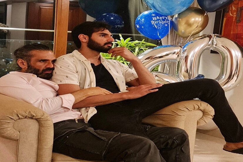 বলিউডে শুধু অভিনেতা মা-মেয়েই নয়, জনপ্রিয়তা রয়েছে অভিনেতা বাবা-ছেলেরও (Father Son Duos Of Bollywood)। তালিকায় রয়েছেন অনেকেই। তাঁদের বেশিরভাগই অভিনয়ের জগতের সঙ্গে জড়িত। কেউ কেউ আবার ভিন্ন কারণে খবরের শিরোনামে। এক ঝলকে দেখে নিন আলোচনায় রয়েছেন কারা? শীর্ষে এখন সুনীল শেট্টির ছেলে আহান শেট্টি। কয়েকদিনের মধ্যেই বলিউডে অভিষেক হতে চলেছে আহানের। তারা সুতারিয়ার সঙ্গে 'তড়প' ছবিতে বলিউডে পা রাখছেন আহান। 