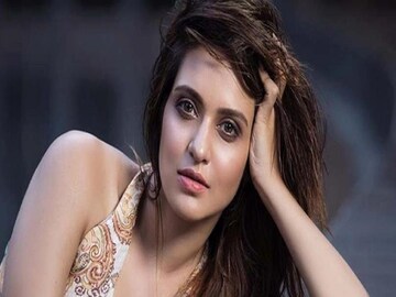 কেমন আছেন প্রিয়াঙ্কা সরকার? হাসপাতাল থেকে বার্তা নায়িকার

