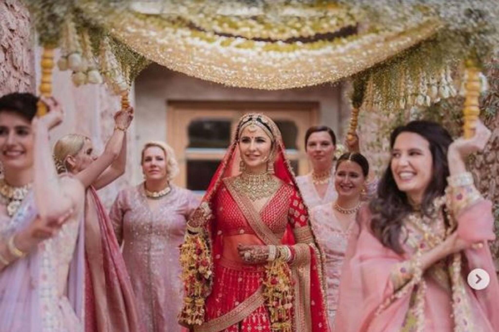 ফুলের চাদরের ছাউনি ধরে ক্যাটরিনার বোনেরা, মণ্ডপে অপেক্ষারত ভিকি! দেখুন অদেখা ছবি