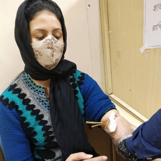 হাসিন জাহান সোমবার সন্ধেবেলায় ইনস্টাগ্রামে একটি ছবি শেয়ার করেছেন ৷ সেখানে তিনি লিখেছেন তাঁর শরীর থেকে ৬ বোতল রক্ত বেরিয়ে গিয়েছে ৷ মাস্ক পরেছিলেন হাসিন জাহান (Hasin Jahan) ৷ ছবি সৌজন্যে ইনস্টাগ্রাম ৷