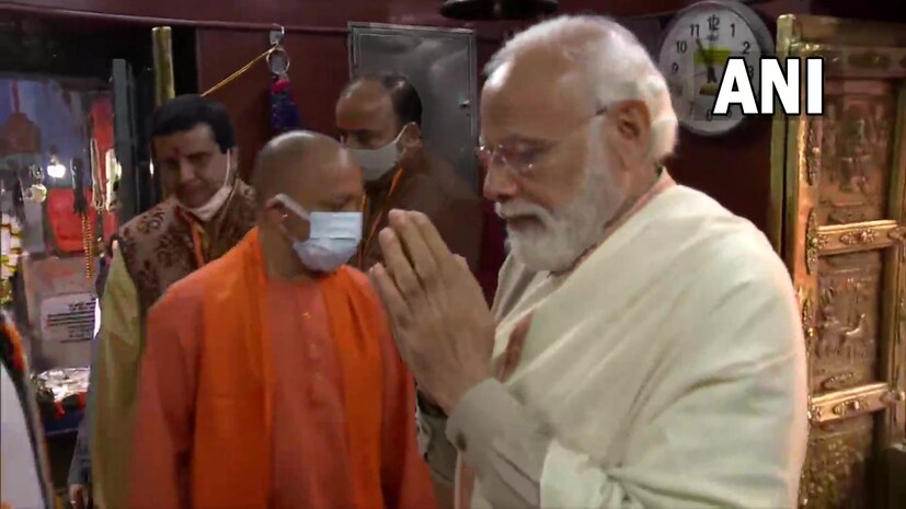 প্রধানমন্ত্রী নরেন্দ্র মোদি (Narendra Modi)-র হাত ধরেই উদ্বোধন হতে চলেছে কাশী বিশ্বনাথ করিডরের (Kashi Vishwanath Corridor)। কেন্দ্রের দাবি, প্রধানমন্ত্রীর স্বপ্নের এই প্রকল্পের মাধ্যমে রূপ বদলে ফেলা হয়েছে বারাণসীর।