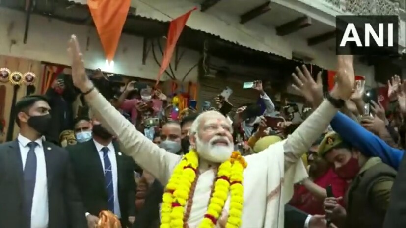 গঙ্গাতীরে ছিল কাতারে কাতারে দর্শনার্থীর ভিড়। শিবের ডমরু বাজিয়েই ললিতা ঘাটে স্বাগত জানানো হয় প্রধানমন্ত্রীকে। মণিকর্নিকা ঘাট পার করে ধীরে ধীরে প্রমোদতরীতে ললিতা ঘাটে পৌঁছন প্রধানমন্ত্রী।