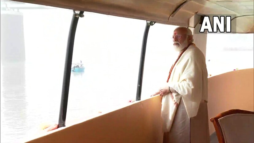 আজ, সোমবার প্রধানমন্ত্রী নরেন্দ্র মোদি (Narendra Modi)-র হাত ধরেই উদ্বোধন হতে চলেছে কাশী বিশ্বনাথ করিডরের (Kashi Vishwanath Corridor)। কেন্দ্রের দাবি, প্রধানমন্ত্রীর স্বপ্নের এই প্রকল্পের মাধ্যমে রূপ বদলে ফেলা হয়েছে বারাণসীর।