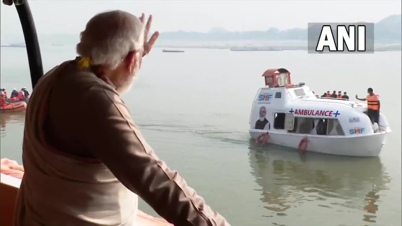 এরপর কাশী বিশ্বনাথ মন্দিরের উদ্দেশে রওনা দেন তিনি। এদিকে, প্রধানমন্ত্রীকে চাক্ষুষ দেখতে রাস্তা জুড়ে ছিল জনতার ঢল। মন্দির যাওয়ার পথেই গাড়ি থামিয়ে দেন প্রধানমন্ত্রী মোদি, সমর্থকদের হাত থেকে মালাও পরেন তিনি।