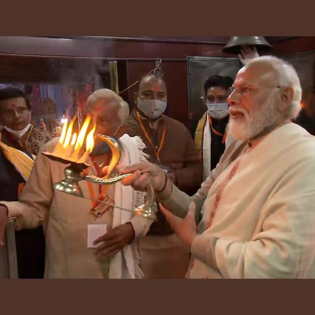 কাশী বিশ্বনাথ ধাম উদ্বোধনের জন্য আজ প্রধানমন্ত্রী নরেন্দ্র মোদি পৌঁছেছেন বারাণসীতে। ২০২২ সালের উত্তরপ্রদেশ নির্বাচনের আগে বিজেপি মেগা শো শুরু হয়ে গিয়েছে এই রাজ্যের মাটিতে। ক্যামেরায় লেন্সবন্দি হয়েছে তারই প্রতি মুহূর্তের ছবি। দেখুন...