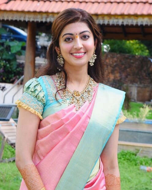 দক্ষিণের ফিল্ম ইন্ডাস্ট্রিতে কাজ করেছেন প্রণিতা সুভাষ। এ বছরই প্রথম অজয় দেবগণের ভূজ- দ্য প্রাইড অফ ইন্ডিয়া ছবিতে বলি অভিষেক হয়েছে প্রণিতার। 