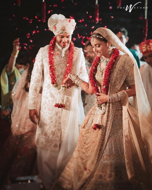 *মুম্বইতেই বসেছিল রাজকীয় (traditional wedding ceremony) বিয়ের আসর। অঙ্কিতার মেহেন্দি থেকে গায়ে হলুদ, বিয়ের ছবি এখন ভাইরাল সোশ্যাল মিডিয়ায়।