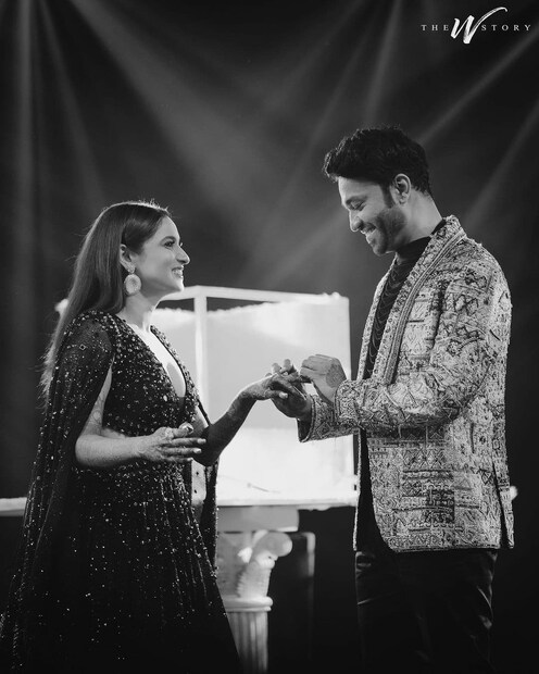 *উল্লেখ্য, অঙ্কিতা লোখান্ডে (Ankita Lokhande) এবং তাঁর দীর্ঘদিনের প্রেমিক ভিকি জৈন (Vicky Jain)  ১২ ডিসেম্বর সাত পাকে বাঁধা পড়েছেন। ১২,১৩ এবং ১৪ ডিসেম্বর...এই তিনদিনে একেবারে রীতি মেনে হয়েছে বিয়ের অনুষ্ঠান। তার আগে প্রাক বিয়ের নানা মুহূর্ত সম্পন্ন হয়েছে। 