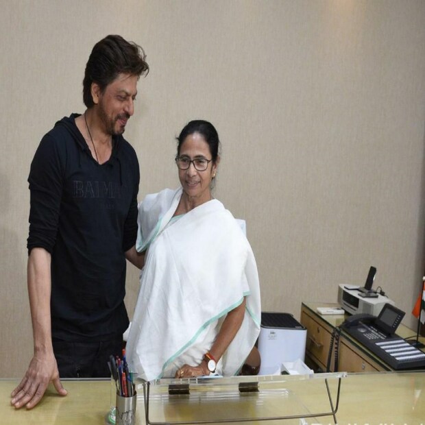 মুম্বইয়ের প্রমোদতরীতে মাদক উদ্ধারের মামলায় প্রায় এক মাস শাহরুখের বড় ছেলে আরিয়ান খান জেলে ছিলেন। সেই প্রসঙ্গে ইঙ্গিত করেই মমতা এদিন পাশে দাঁড়ালেন পশ্চিমবঙ্গের ব্র্যান্ড অ্যাম্বাসেডর শাহরুখের (Mamata Banerjee On Shah Rukh Khan)। মমতার দাবি, 'বিজেপি অগণতান্ত্রিক ও পেশিশক্তিনির্ভর দল, একজোট হয়ে এই দেশকে বিজেপিমুক্ত করতে হবে।' বলিউডের তারকা অভিনেতা শাহরুখের (Shah Rukh Khan) সঙ্গে বরাবরই ভালো সম্পর্ক মমতার (Mamata Banerjee On Shah Rukh Khan)। এদিনের বৈঠকে শাহরুখ (Shah Rukh Khan) প্রসঙ্গে মমতা বলেছেন, 'বিজেপির অগণতান্ত্রিক চরিত্র, কীভাবে অত্যাচার চালাচ্ছে বিজেপি। আপনি ও শাহরুখ দু'জনেই বিজেপির শিকার। সবাইকে একসঙ্গে হতে হবে। বিজেপিকে বোল্ড আউট করতে হবে। রাজনৈতিক দল নিজেদের কাজ করবে, কিন্তু আপনারা সমাজের ভিত্তি। গণতন্ত্র কে বাঁচাতে পারলেই সমাজ এগোবে। কংগ্রেস লড়াই করছে না বিজেপি এর সঙ্গে। তাই আমাদের লড়াই করতে হবে।' ফাইল ছবি।