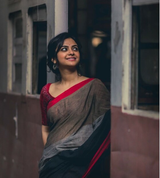 এবার গাঁটছড়ায় জুটি বাঁধলেন সোলাঙ্কি-গৌরব। যদিও ধারাবাহিকের গল্পে সোলাঙ্কির বড় বোনকেই পছন্দ করবেন গৌরব। কিন্তু কী ভাবে দিদির জায়গায় সোলাঙ্কি হবেন গৌরবের বউ? তা বোঝা যাবে ধারাবাহিক এগোলেই। photo source Instagram 