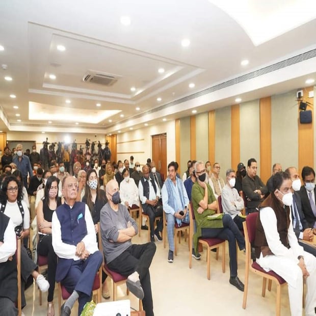 নরিম্যান পয়েন্টের ওয়াইবি চহ্বন সেন্টারে মমতার সঙ্গে বৈঠকে বসেছিলেন দেশের বিভিন্ন ক্ষেত্রের বিশিষ্টজনেরা (Mamata Banerjee Meets VIPs)। অভিনেত্রী স্বরা ভাস্কর (Swara Bhasker), রিচা চাড্ডা (Richa Chadha), পরিচালক মহেশ ভাট (Mahesh Bhatt), সঙ্গীতকার জাভেদ আখতার (Javed Akhtar), পরিচালক-সাংবাদিক প্রীতিশ নন্দী (Pritish Nandy) এবং সমাজকর্মী মেধা পাটেকর (Medha Patkar) (Mamata Banerjee Meets VIPs) হাজির হয়ে নিজেদের প্রশ্ন করেন মমতাকে। ছিলেন বিভিন্ন মিডিয়া হাউজের পদস্থ কর্তা ও রাজনৈতিক ব্যক্তিত্বরাও।