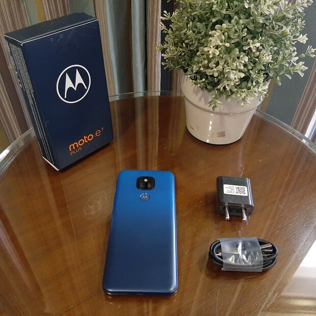 এই ফোনে রয়েছে ৬.৫ ইঞ্চির একটি ডিসপ্লে, Qualcomm Snapdragon ৪৬০ প্রসেসর, একটি ৮ মেগাপিক্সেলের ফ্রন্ট ক্যামেরা, ৪৮ মেগাপিক্সেলের ডুয়াল রেয়ার ক্যামেরা সিস্টেম এবং ৫০০০mAh ব্যাটারি। এছাড়াও আরও অনেক উন্নত ও আধুনিক ফিচার রয়েছে মোটো ই৭ প্লাস ফোনে।