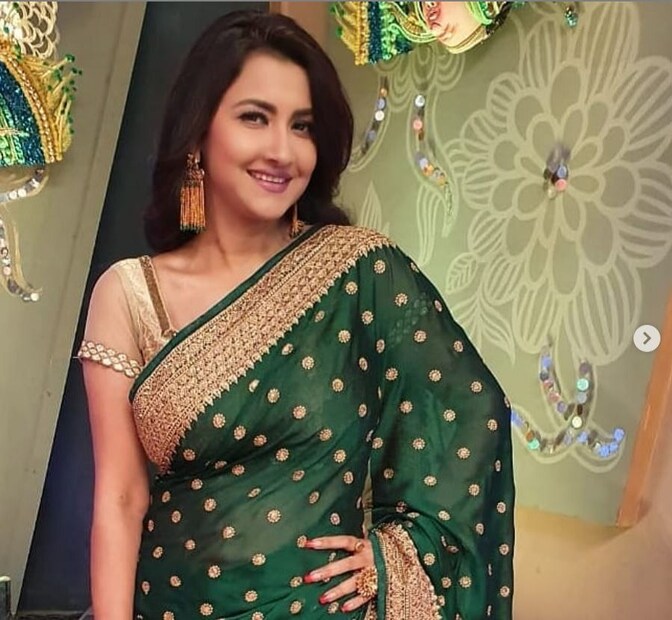 রচনা এমনিতে ব্যক্তিগত সম্পর্ক বা জীবন নিয়ে কথা বলতে ভালবাসেন না। রচনা বহুবার ছেলের কথা বলেছেন দিদি নম্বর ওয়ানে। কিন্তু স্বামী প্রবালকে নিয়ে মুখ খোলেননি। এমনকি খুব একটা এক সঙ্গে দেখাও যায় না তাঁদের। photo source collected 