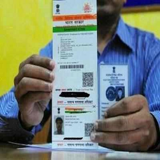 জাতীয় নির্বাচন কমিশনের ওয়েবসাইটের মাধ্যমে ভোটার কার্ড ও আধার কার্ড লিঙ্ক করা যাবে ৷ এছাড়াও এসএমএস (SMS) ও বুথস্তরের কর্মীদের সঙ্গে যোগাযোগ করে আধার কার্ড ও ভোটার কার্ড লিঙ্ক করা যাবে ৷ প্রতীকী ছবি ৷